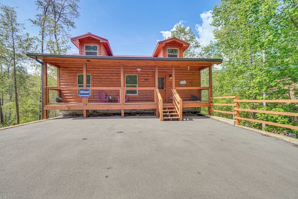 The Sporting Place: 5 Mi to Pigeon Forge Pkwy