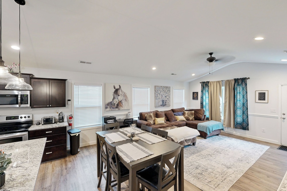 3BR Charming, Dog Friendly Home w/ Fire Pit!