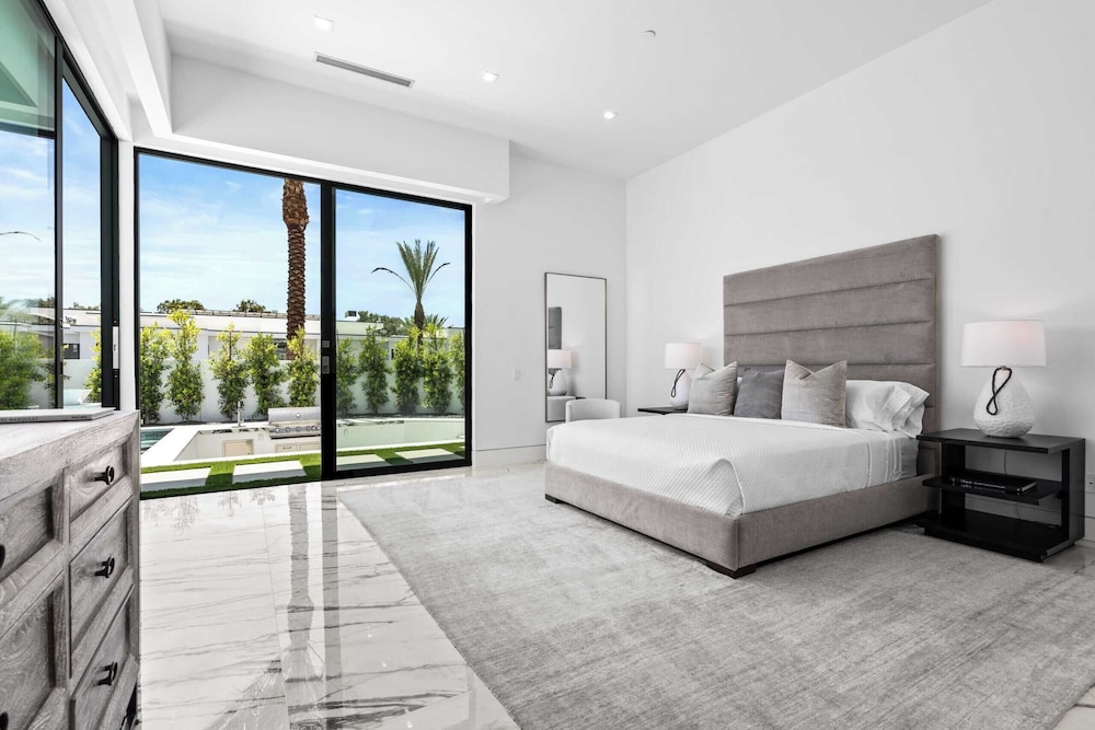Sleeps 20 Pool, Hot Tub, & Pickleball Stay in Indio Bravo Villa #9