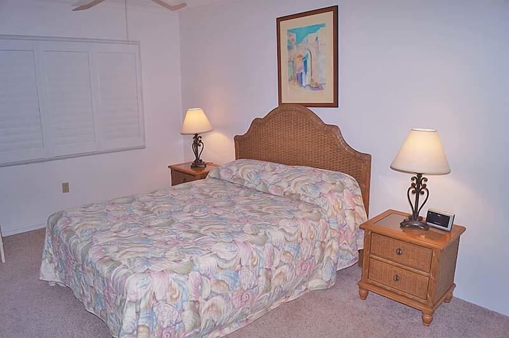 Sungate 402 2 Br condo by RedAwning