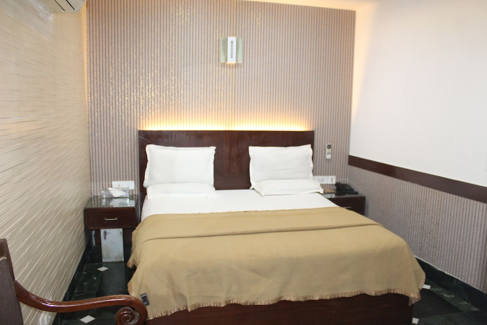 Flourish Inn Saket opposite Max Hospital
