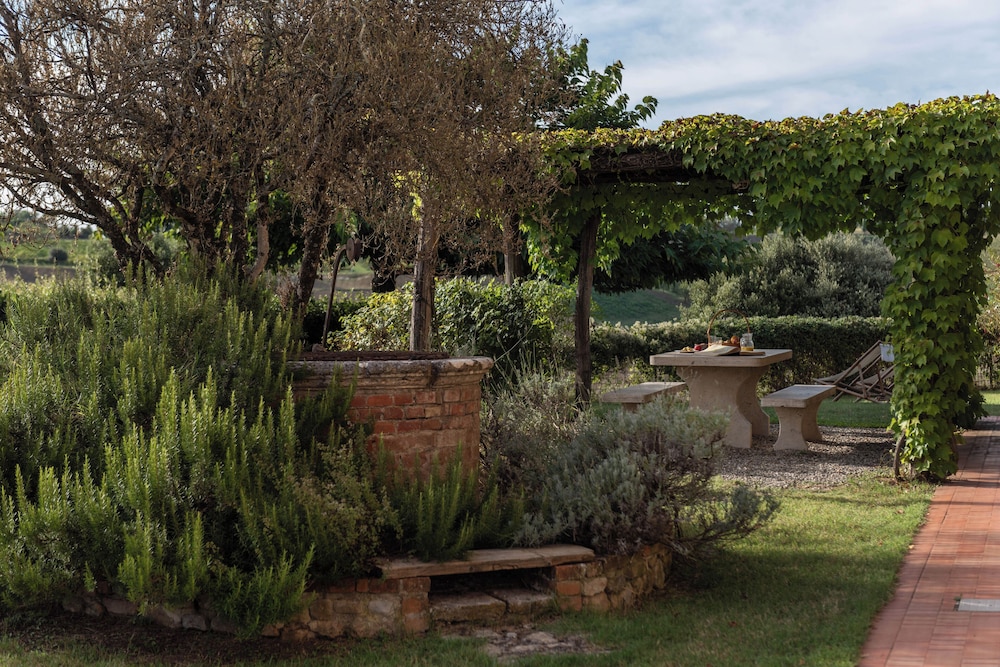 Country Villa In Tuscan Hills