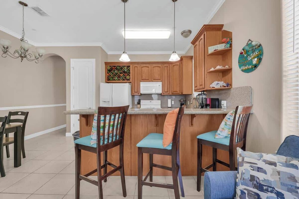 Lovely Beach and Pool Condo