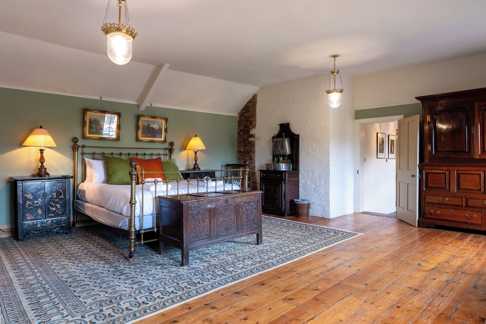 Stunning 4BD Home in Worcestershire