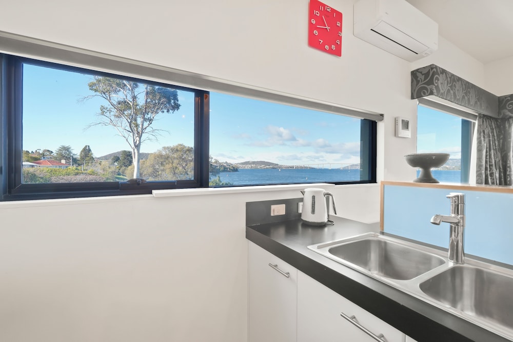 Waterfront Home - Gorgeous Views - 2 Bed