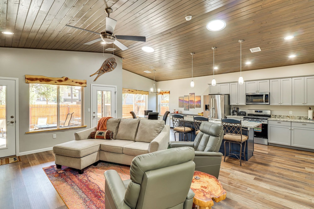 Hot Tub & Outdoor Living: Relaxing Show Low Cabin