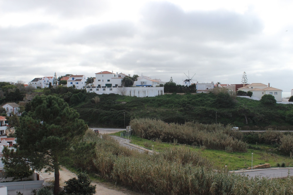Ericeira Chill Hill Hostel & Private Rooms - Peach Garden