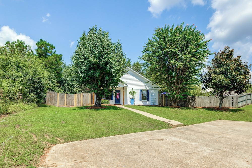 1 Mi to Ole Miss: Pet-friendly Retreat w/ Yard