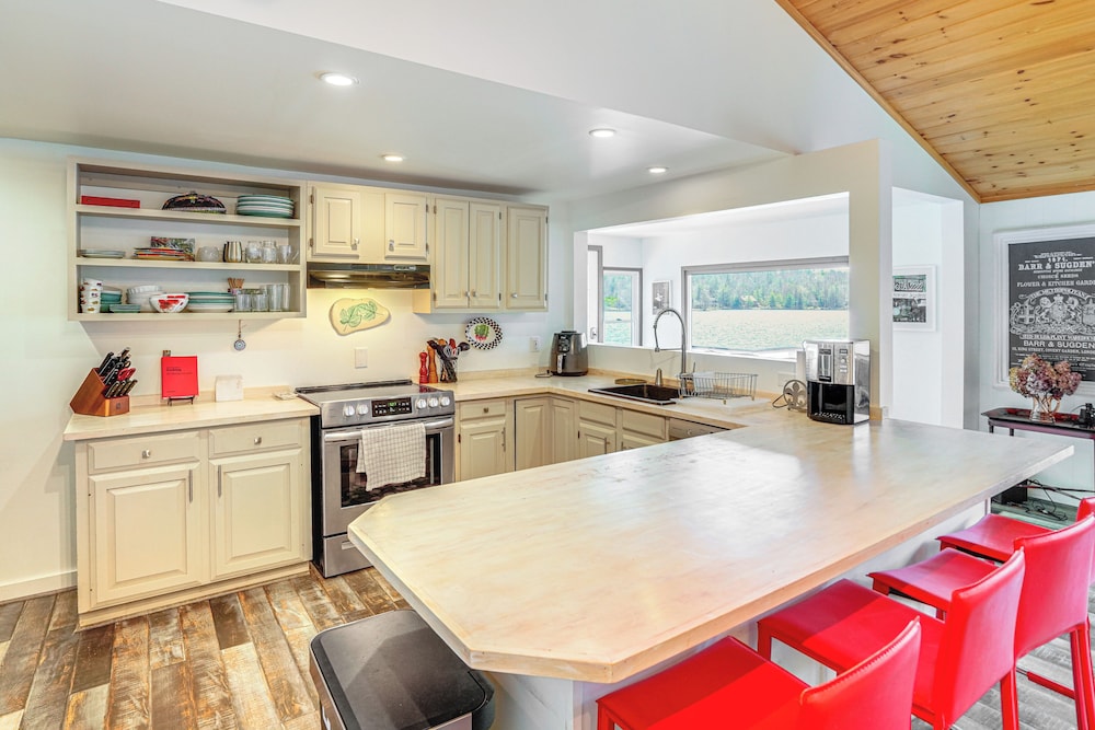 Watercrafts & Dock: Stunning Lakehouse in Becket!