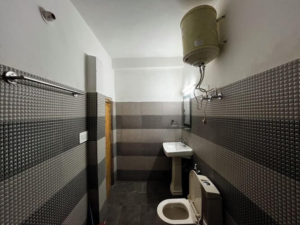 Young Monk Hostel Jibhi
