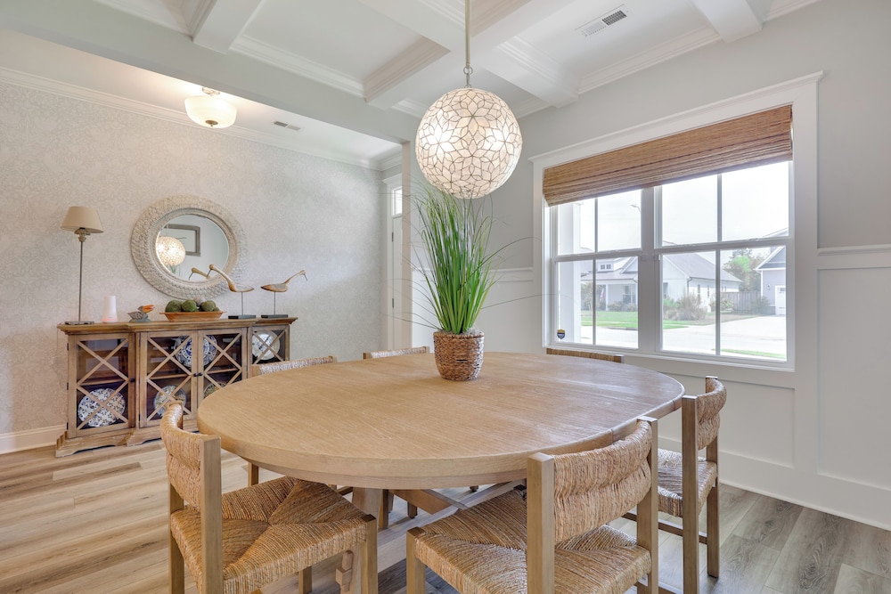 Spacious Home w/ Screened Patio in Wilmington!