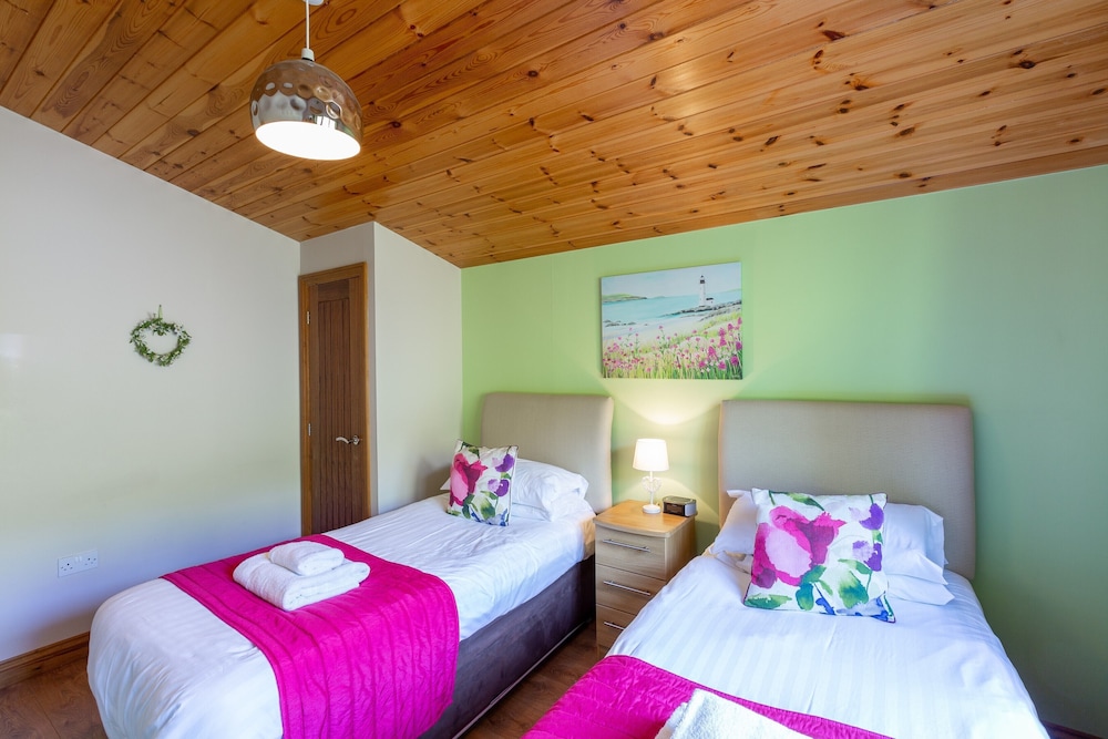 Woodpecker Lodge With Hot Tub Near Cupar, Fife view 4