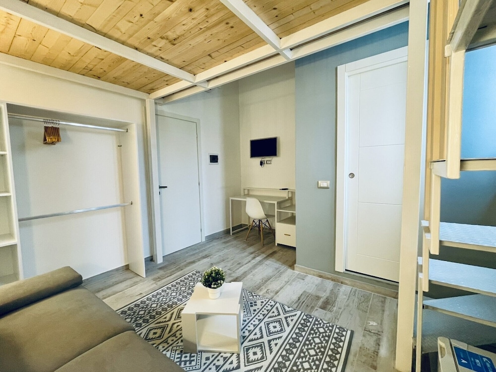 Nautilus B & B