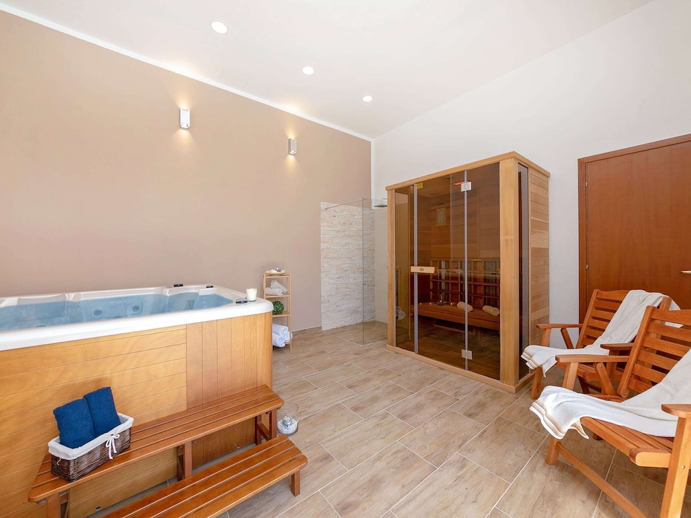 Splendid Villa in Vižinada with Hot Tub