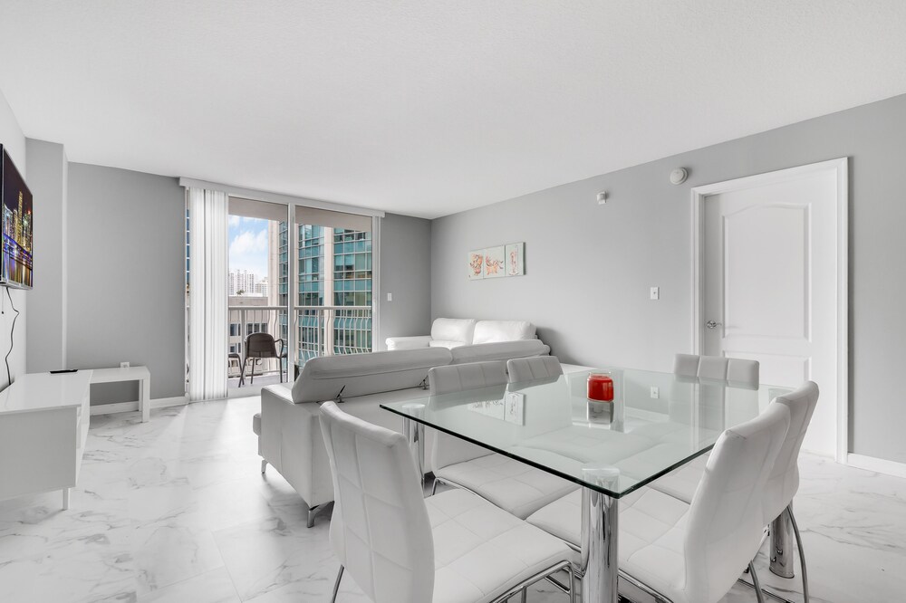 Luxury Apartments W Pool & Ocean views