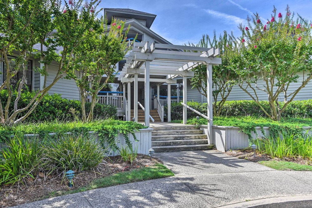 St Helena Island Retreat w/ Deck: Walk to Beach