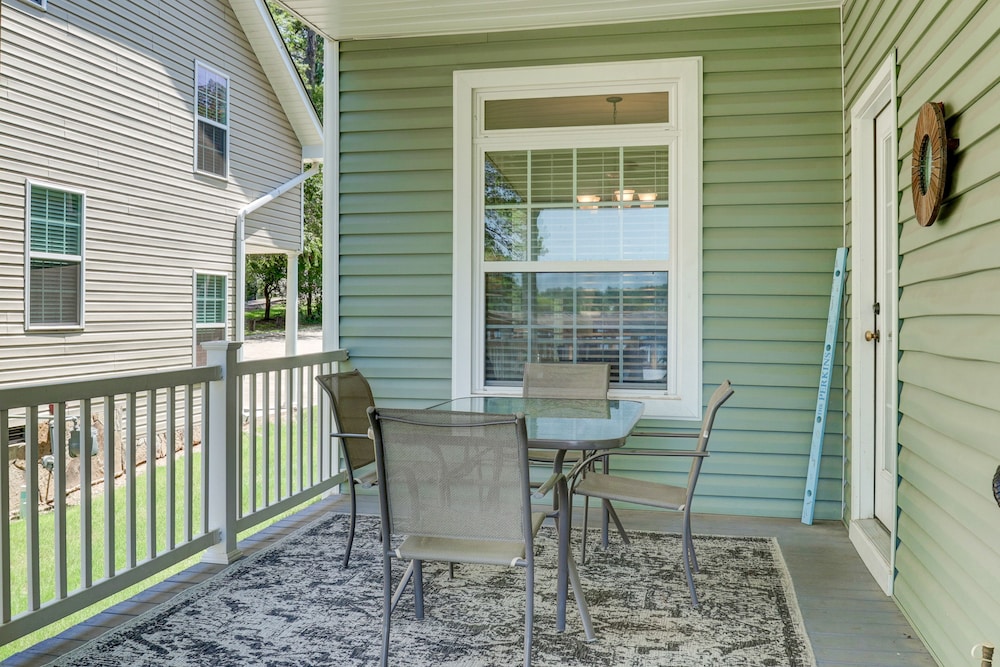 Waterfront Lake Hamilton Getaway w/ Boat Ramp!