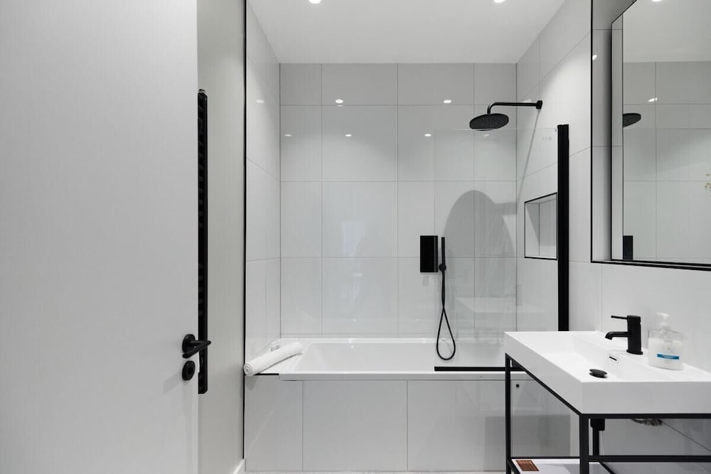 The Brondesbury Quarters - Modern 2bdr Flat With Balcony + Parking