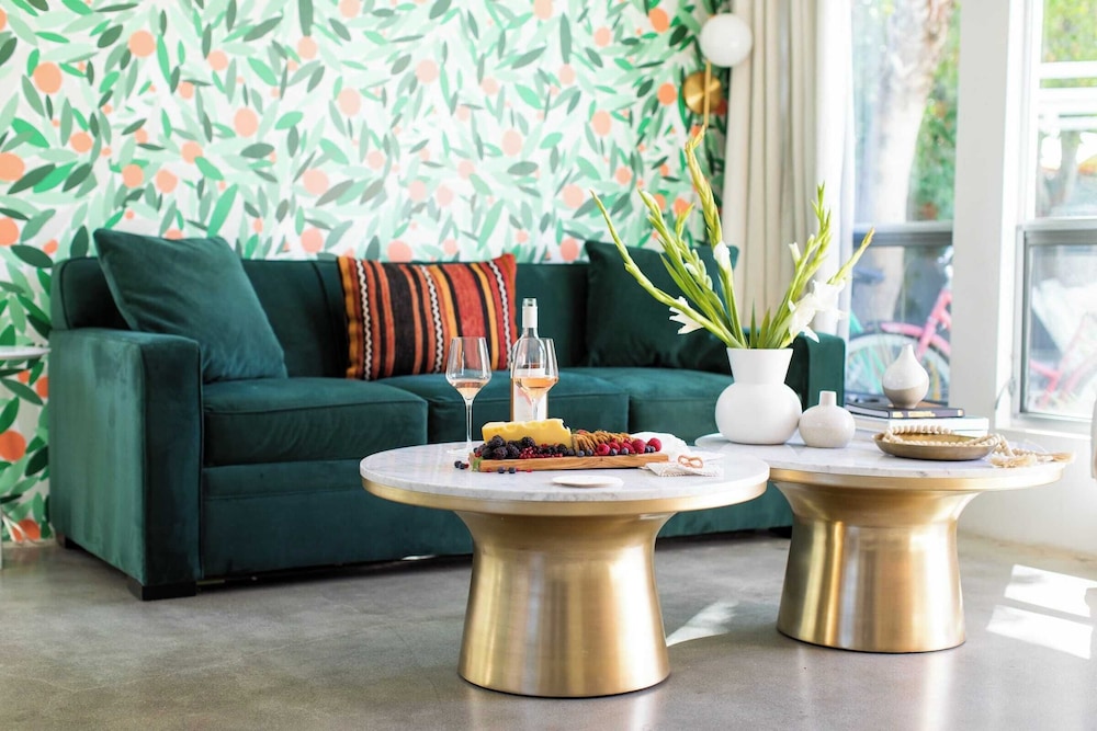 3 Private 1 Bedroom Units at The Wesley! Sleeps 12!