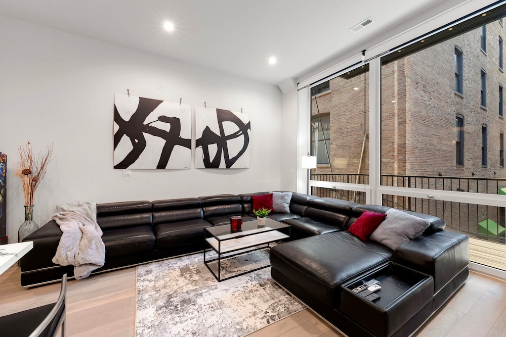 River North Central Home With Balcony