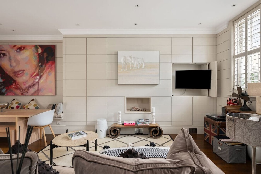 3-bed Home w Private Parking Fairytale Garden