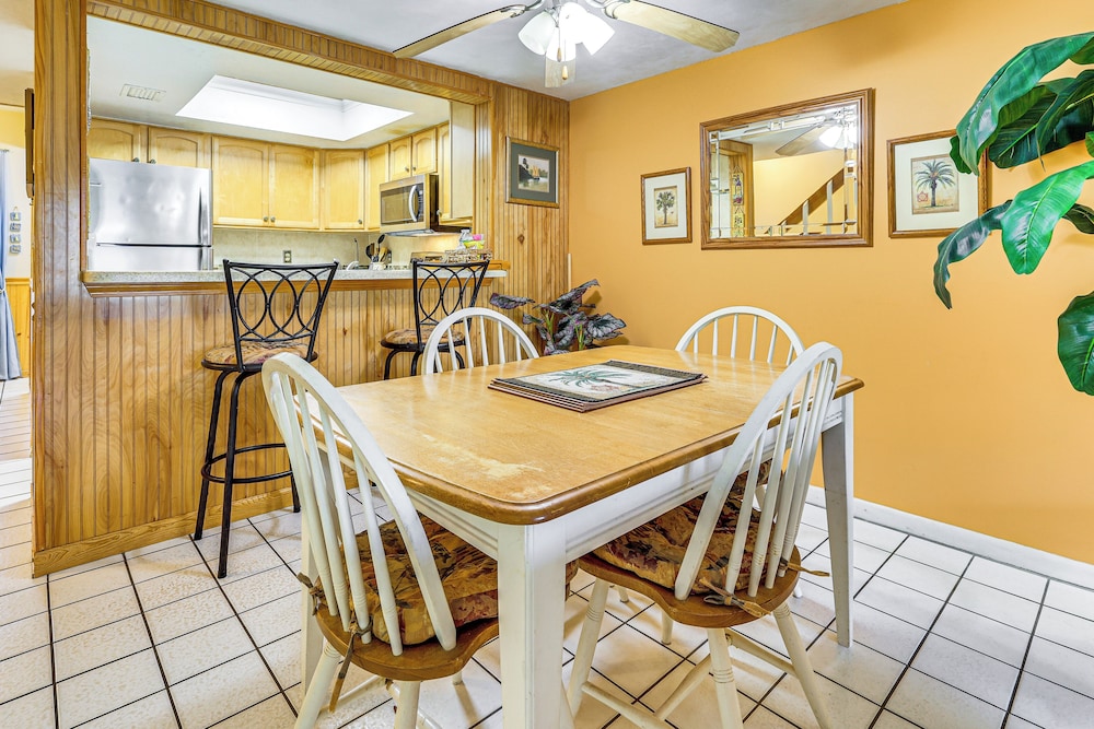 Community Pool: St Augustine Condo Near Beaches