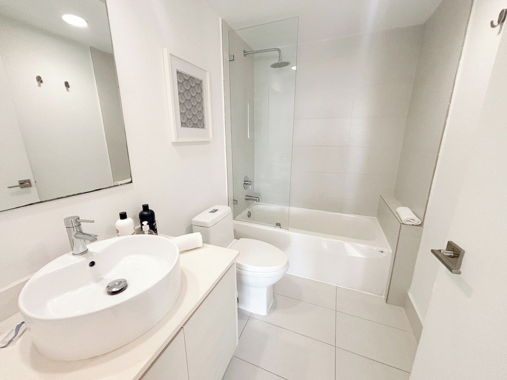 Luxury 3-BR Apartment with Stunning City