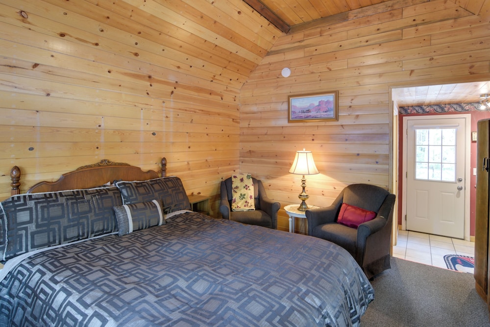 Walk to Trails & Butte Creek: Cozy Retreat w/ Deck