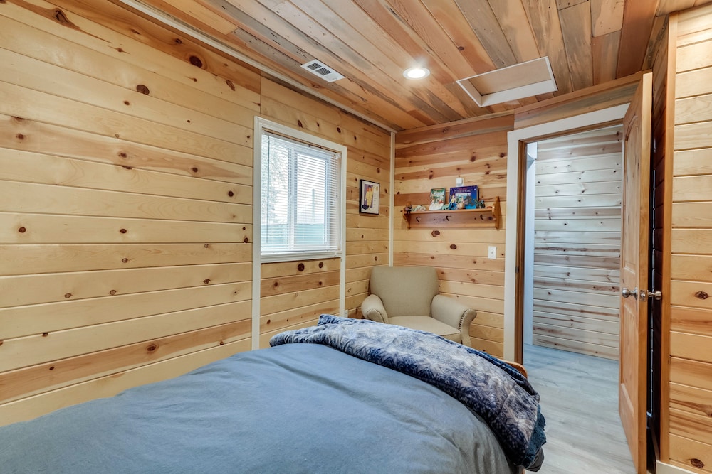 Charming Happy Valley Home: 13 Mi to Portland! view 4