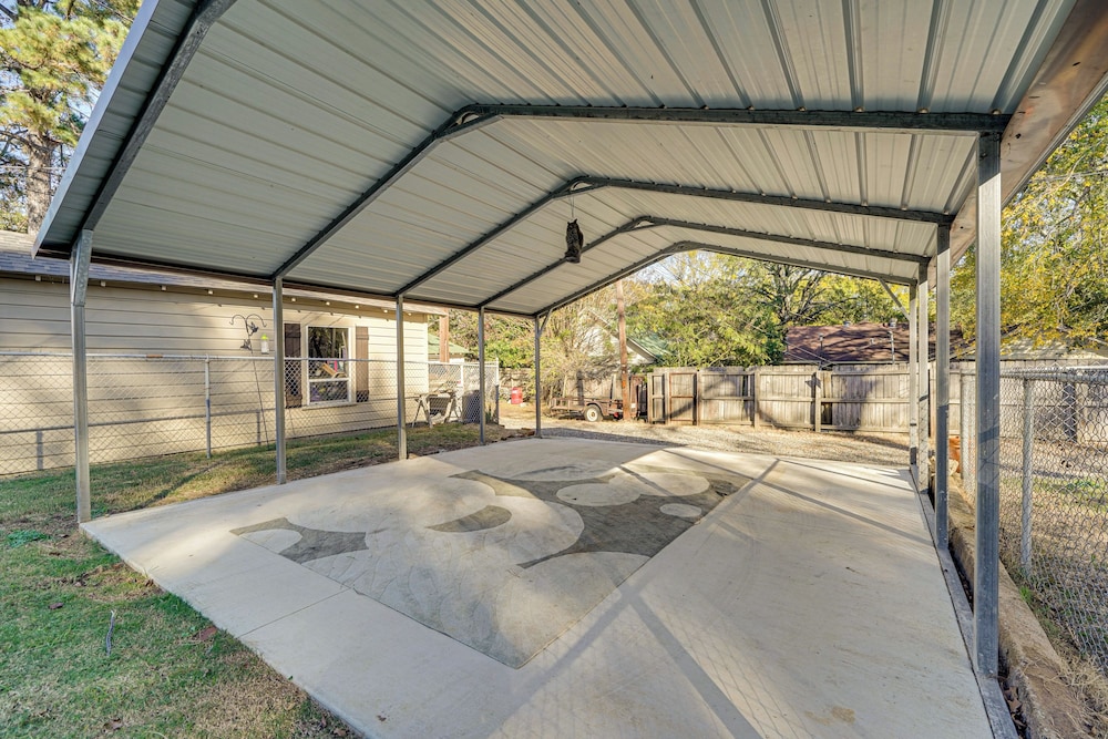 < 1 Mi to Dtwn Texarkana: Couple's Retreat w/ Yard