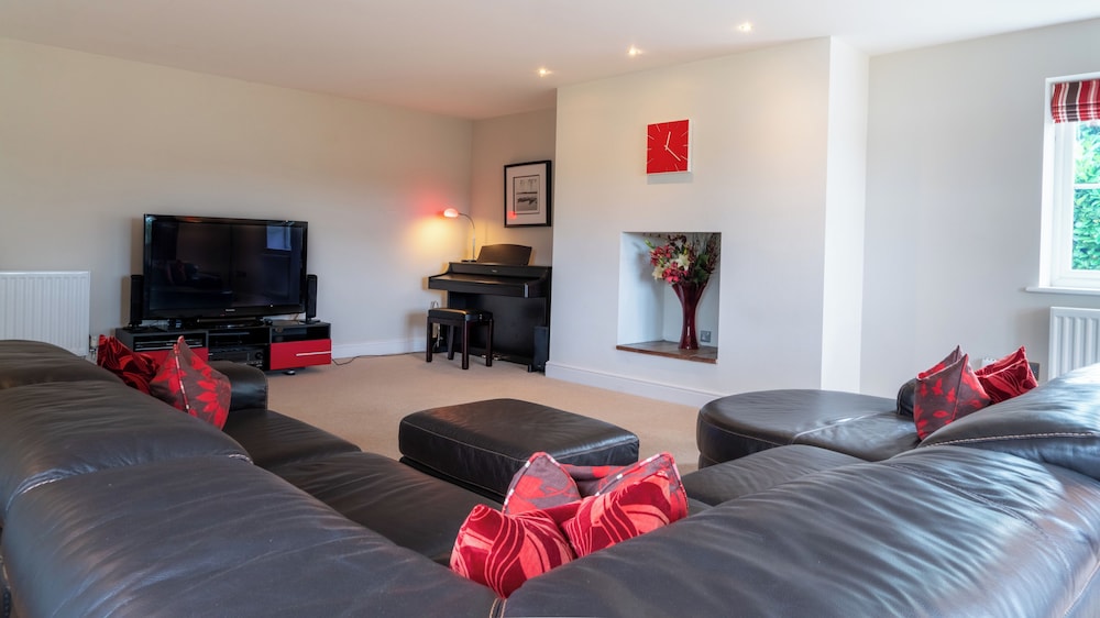 Superb 4BD Stay in Wyton and Houghton Village