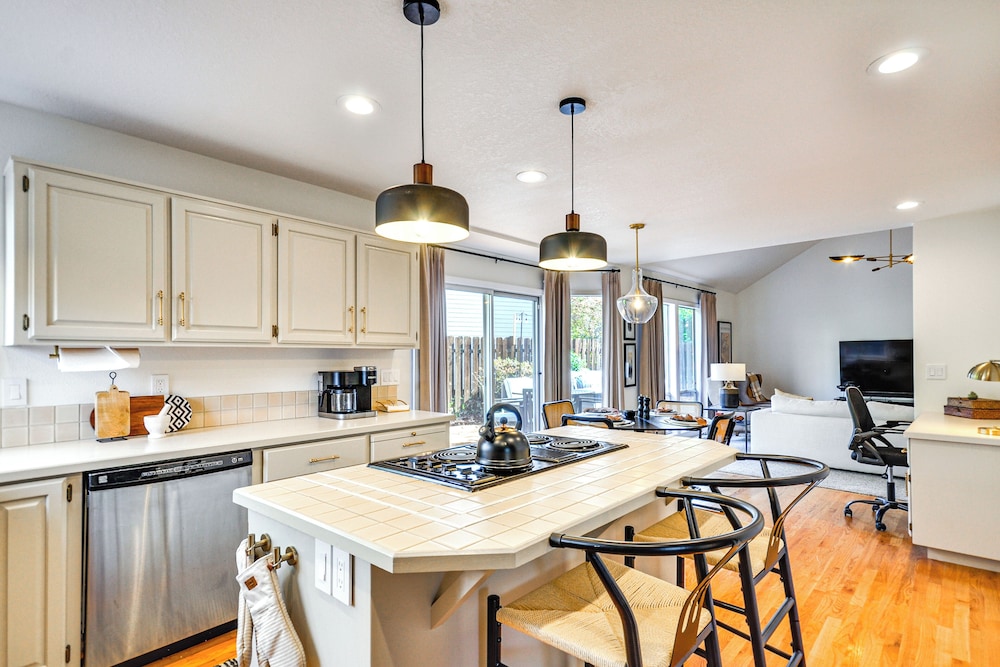 Near Shops & Cafes: Beaverton Haven w/ Luxe Decor!