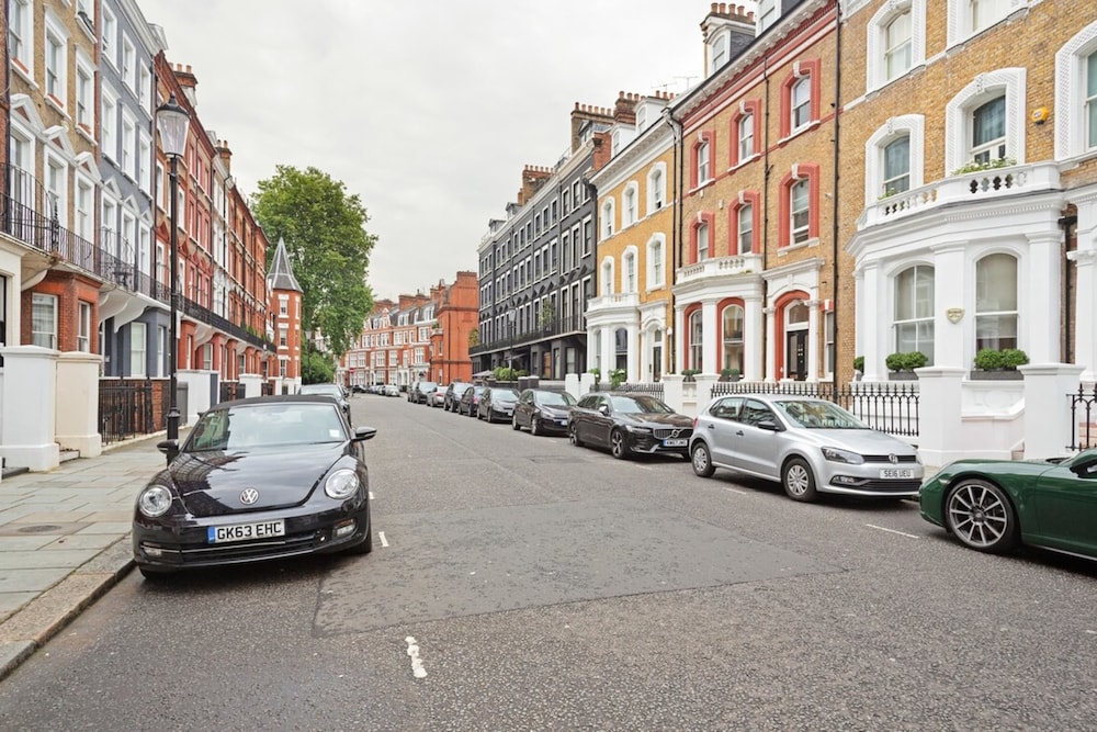 Bright 2 Bedroom Apartment in South Kensington