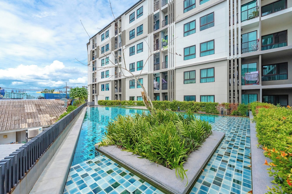Chic Condo Near Shops & Nightlife C203