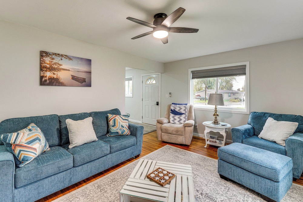 Walk to Lagoon Saloon! Chic Home on Nugent's Canal