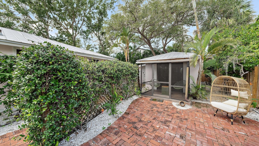 Hidden Oasis A 1 Bedroom Bungalow