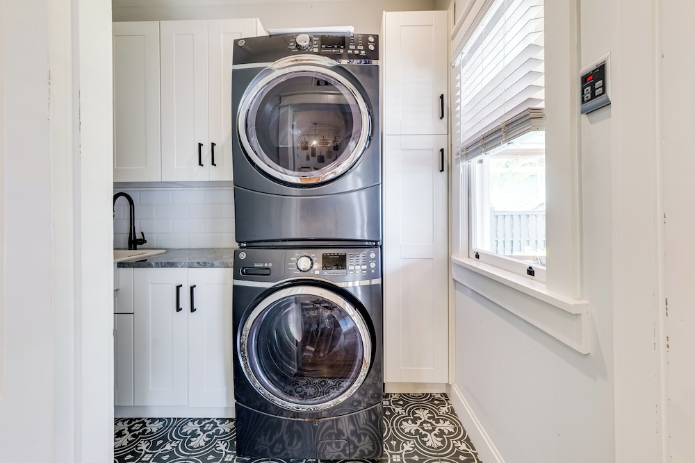 Renovated, Stylish Retreat w/ Patio in Lakeland!