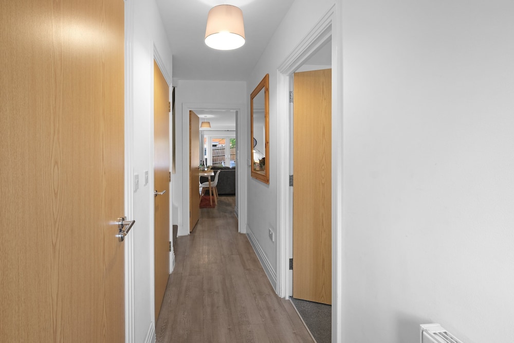 Spacious 6 Bedroom House in Denton Way