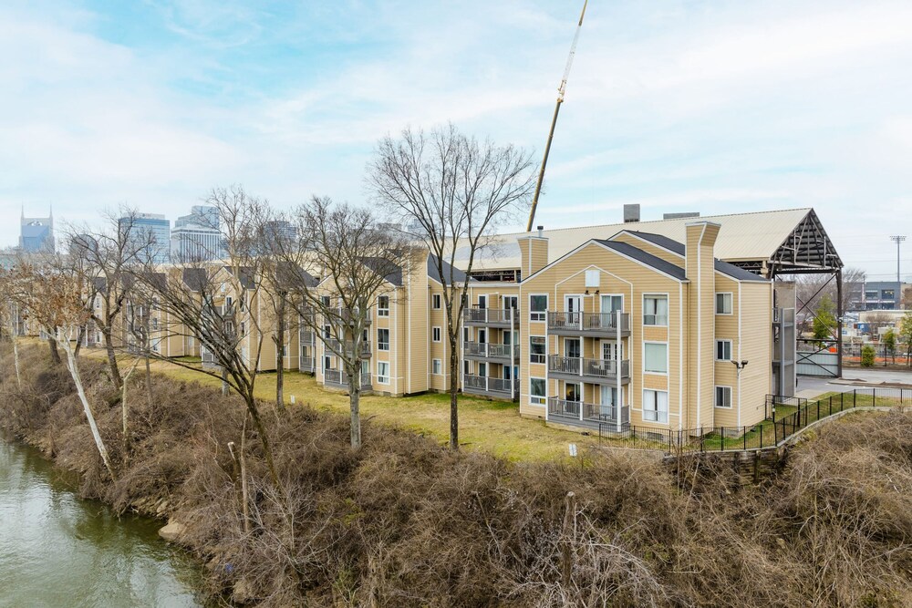 Cumberland River Views Walk to Broadway Downtown Stadium Rockin Riverfront