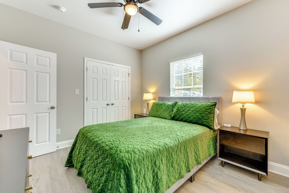 Near Shopping & Dining: Pet-friendly Dallas Apt!