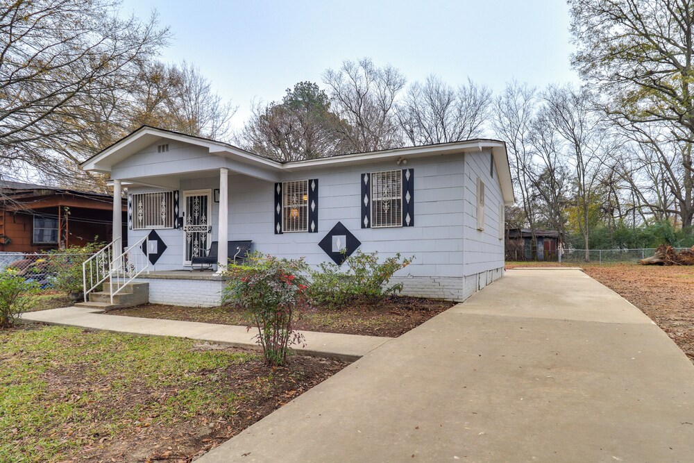 3 Mi to Mississippi Stadium: Cozy Jackson Getaway!