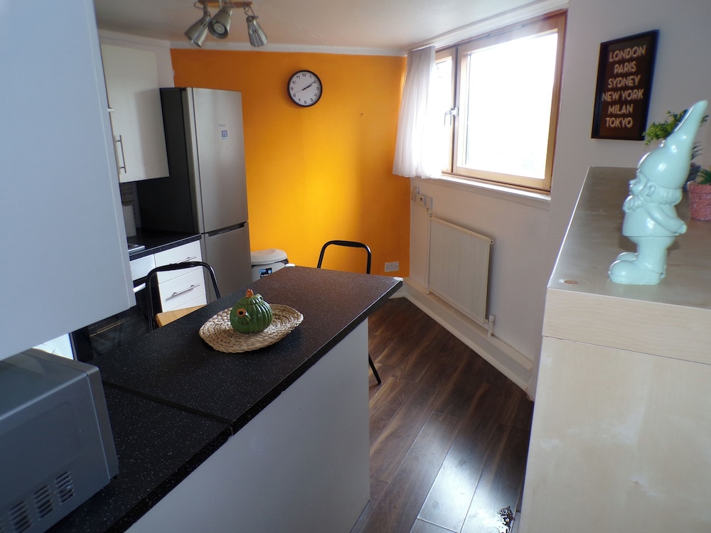 Chelsea Orange Apartment Sleeps10-petsok-parking