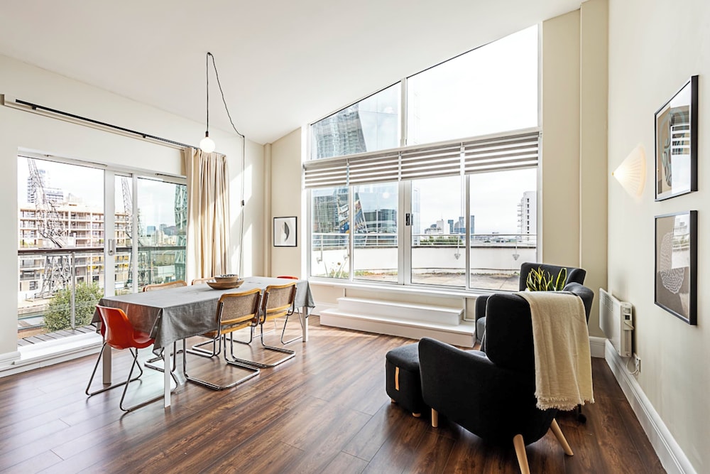 Bright and Stylish Riverside Haven in Canary Wharf