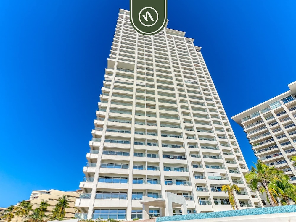 Beachfront Tropical 2 BR Condo - Pools - Gym