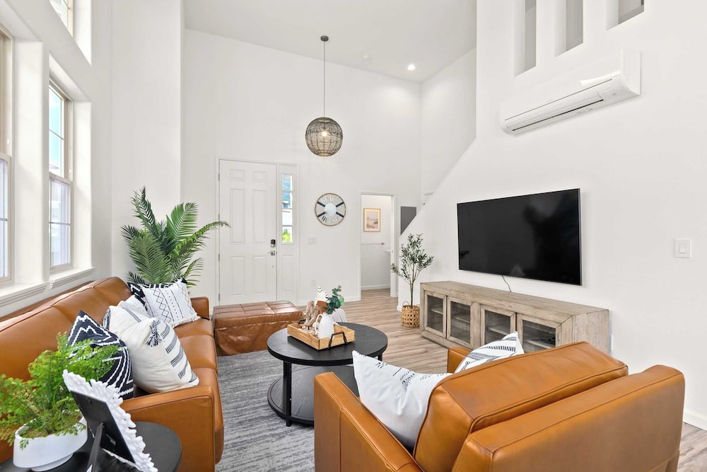 Sleeps 16, 2 Homes Ocean Views, Shared Pool + Gym, Near the Beach Avantstay