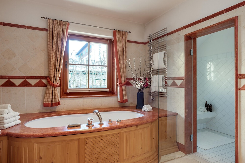 Elegant Chalet Near Slopes & Village