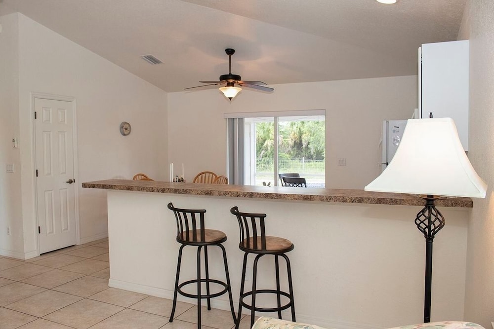 Rotonda West 2 Bedroom Condo w Lanai 9 miles to Gulf Beaches 2 Condo