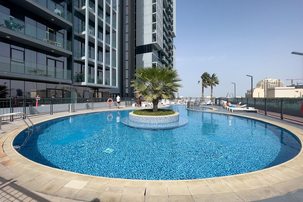 Perfect 1BR in Bloom Tower photo 3