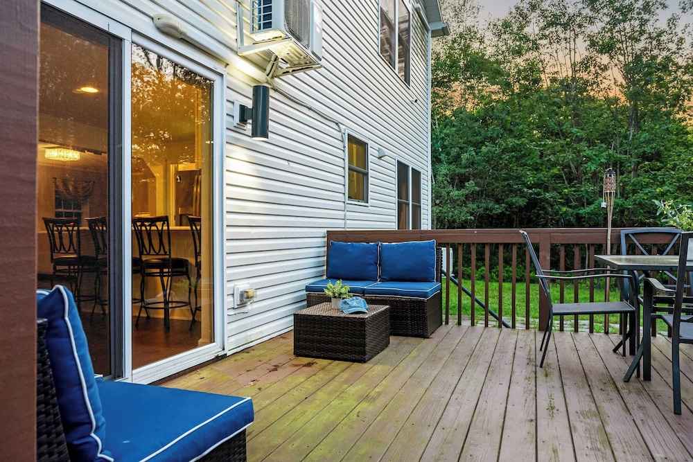 Birch Hollow by Avantstay Cozy Poconos Home w/ Fireplace, Soaking Tub & Kids Play Area