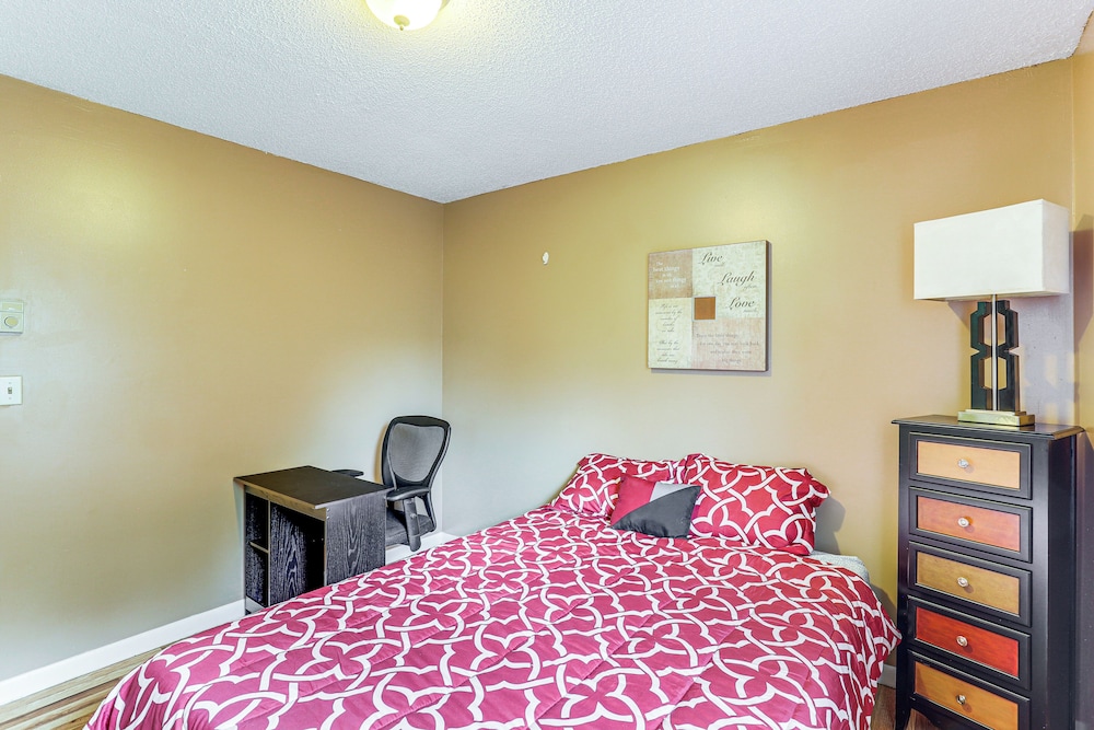 3 Mi to Dtwn Asheville: Duplex w/ Spacious Yard!